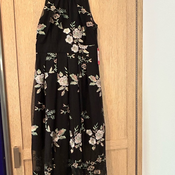 Beautiful Vince Camuto dress, never worn, size 2 - Picture 3 of 3